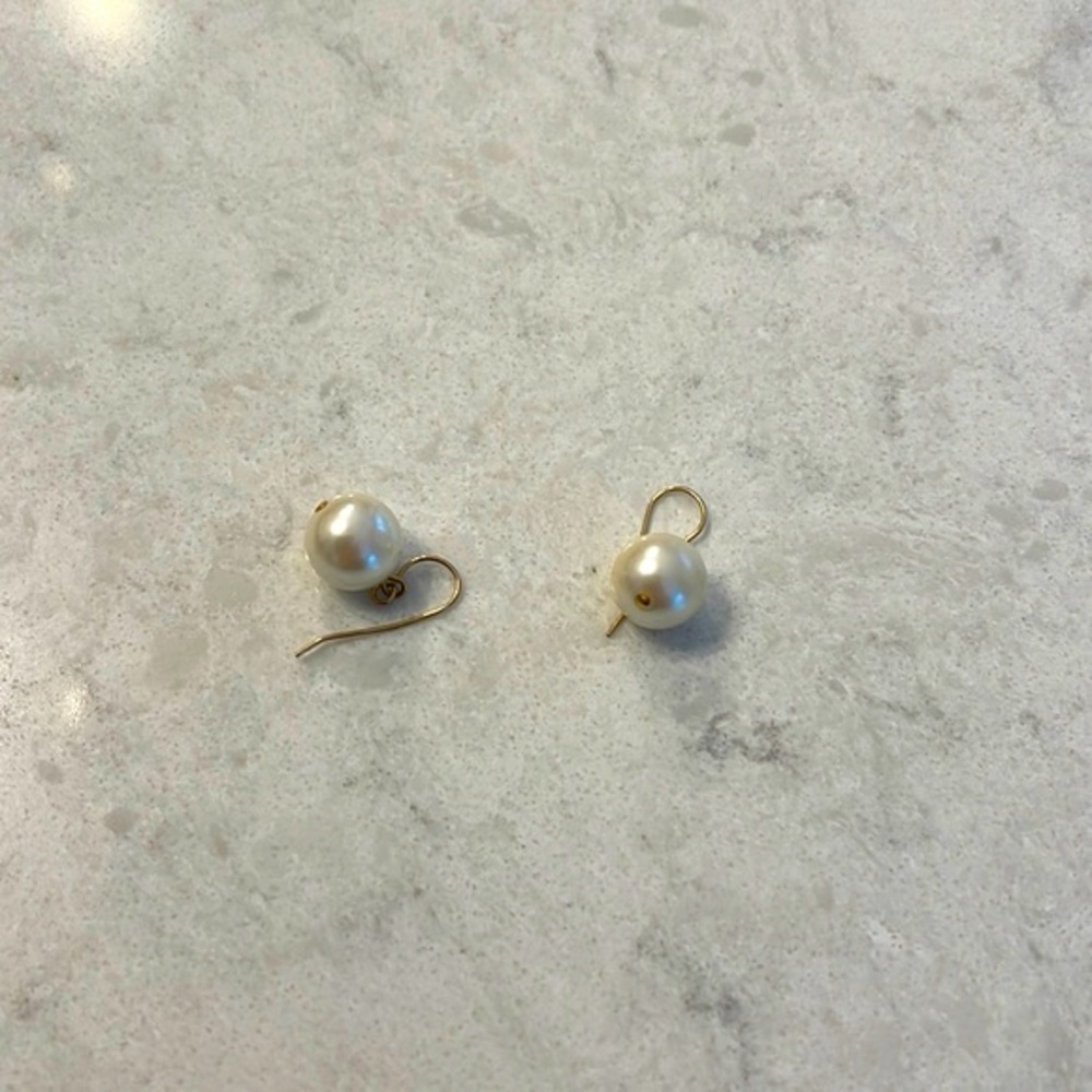 Costume jewelry, pearl earrings